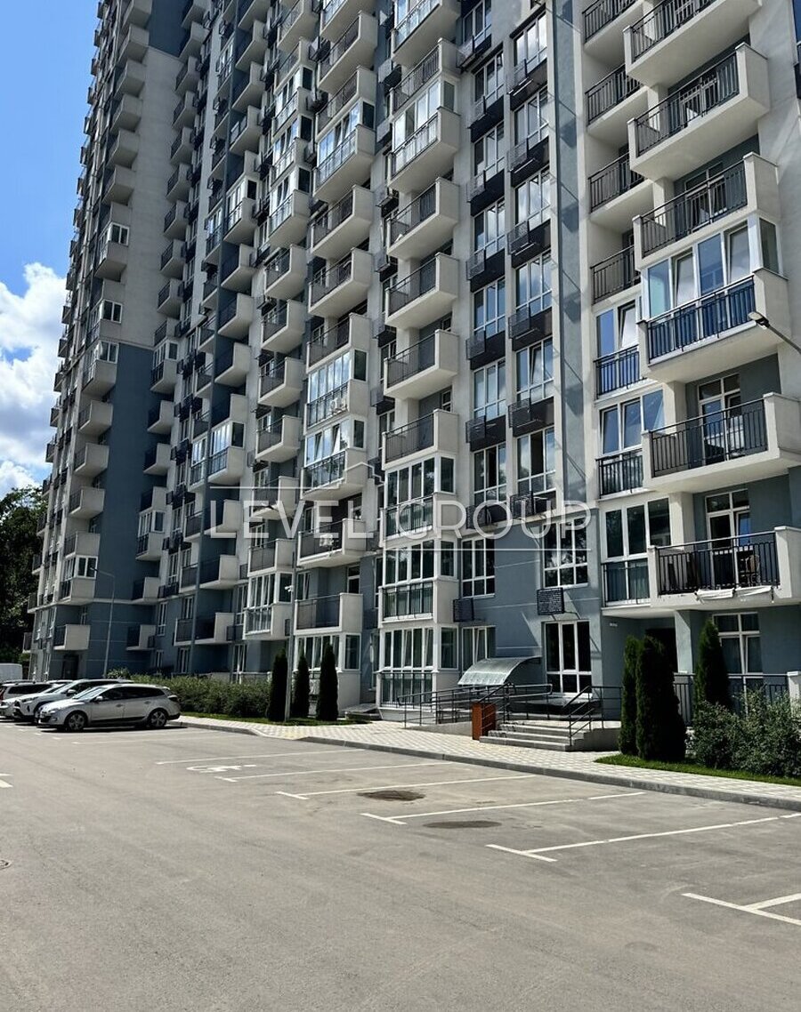 Академіка Глушкова просп., 42