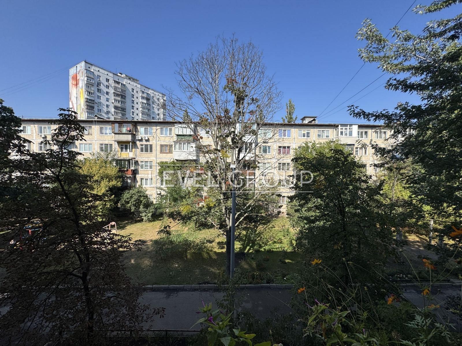 Братиславська вул., 8