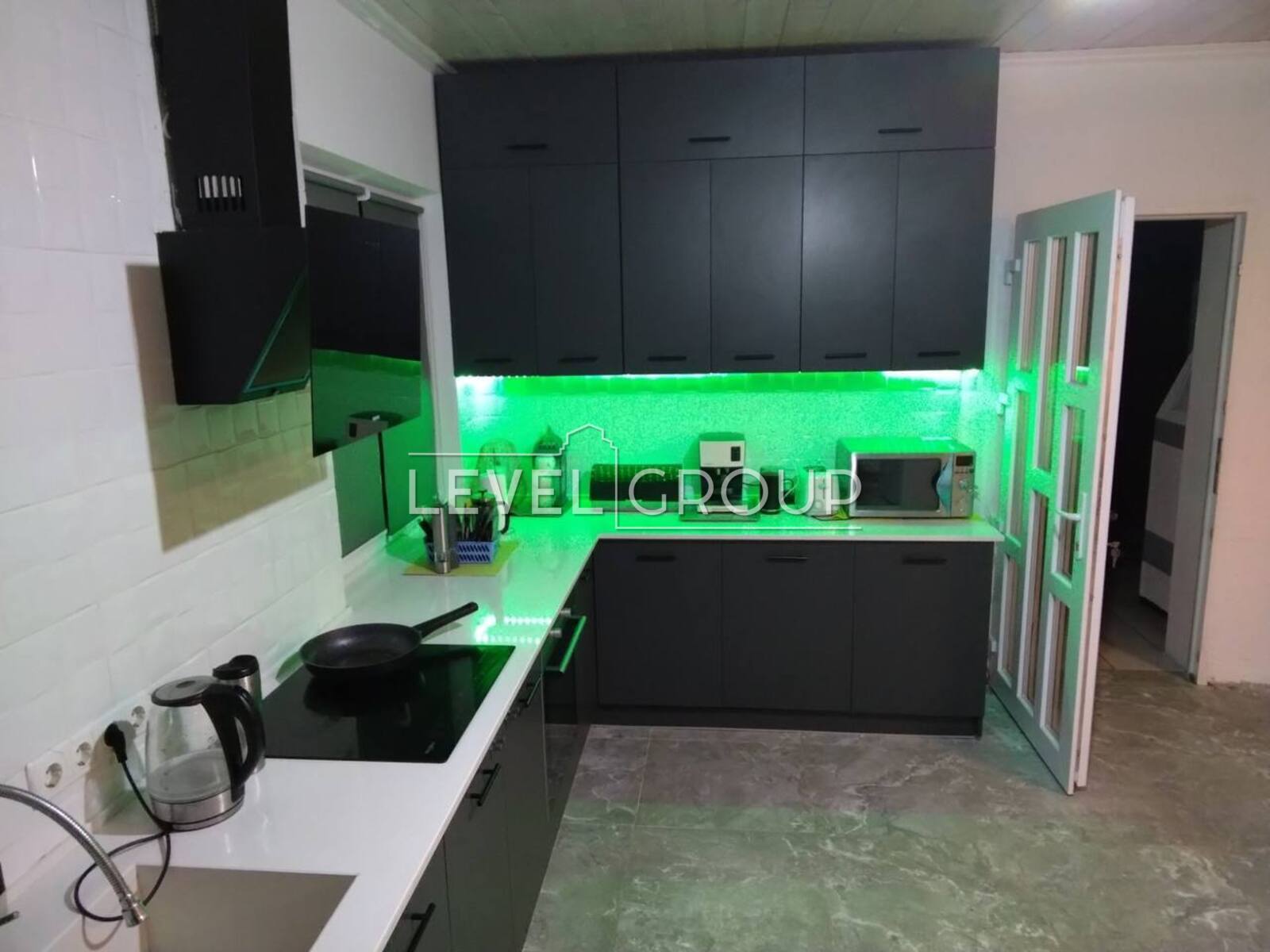 name_en