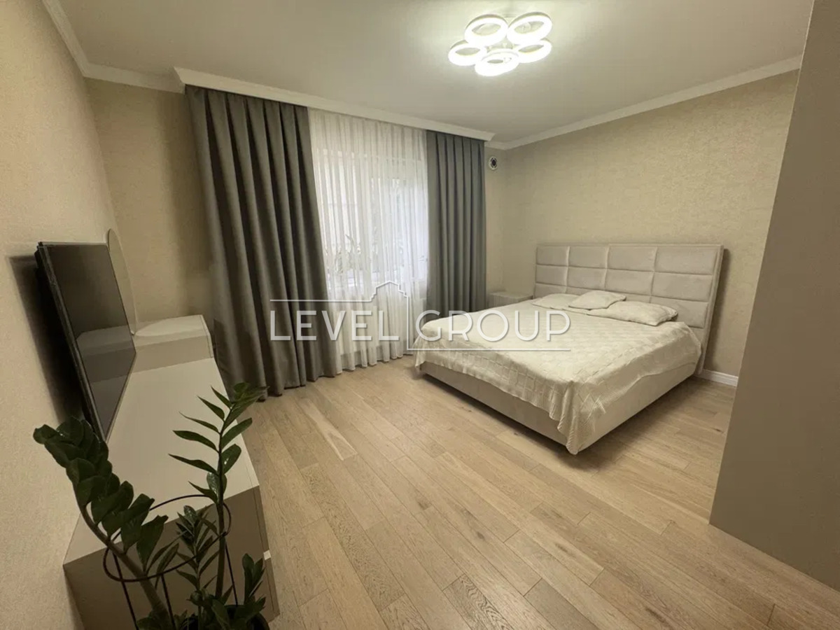 B. Khmelnytskyi St., 30