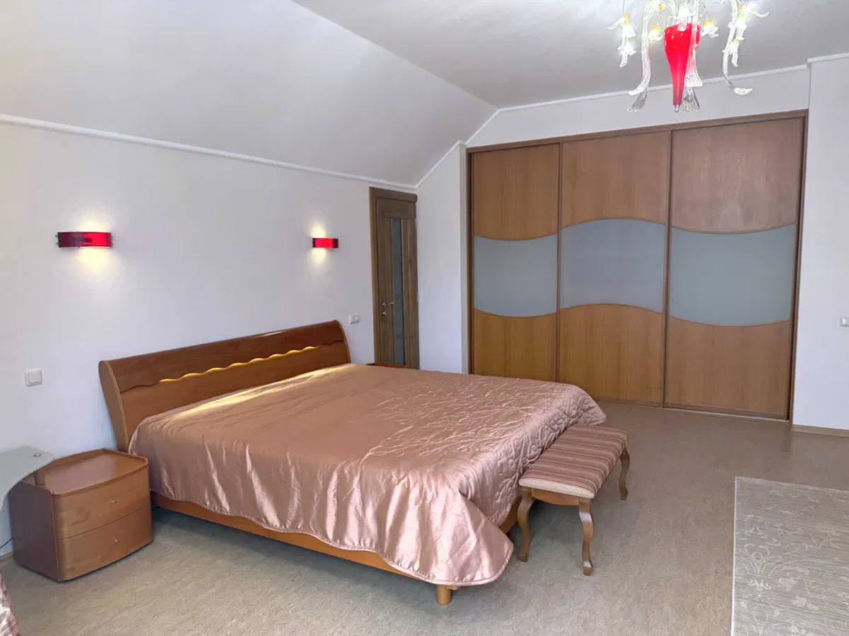 Київська, 12