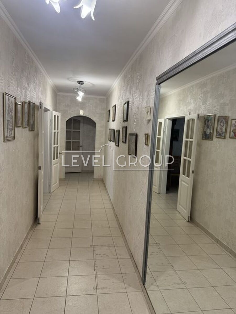 Mykola Bazhan Avenue, 36