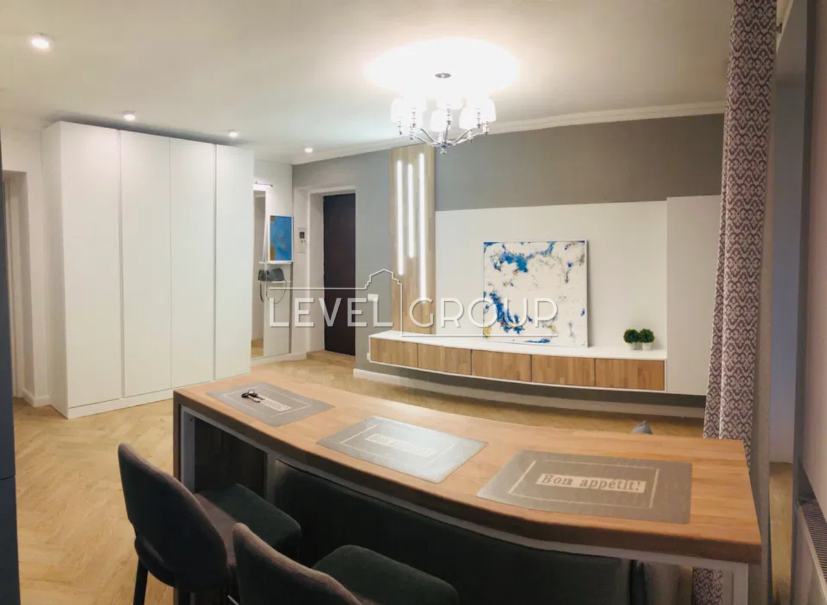 Інститутська вул., 18