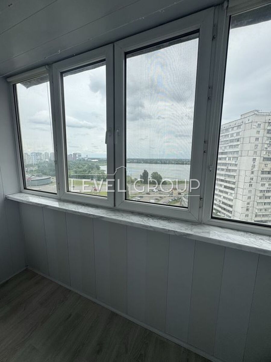 Mykola Bazhan Avenue, 36
