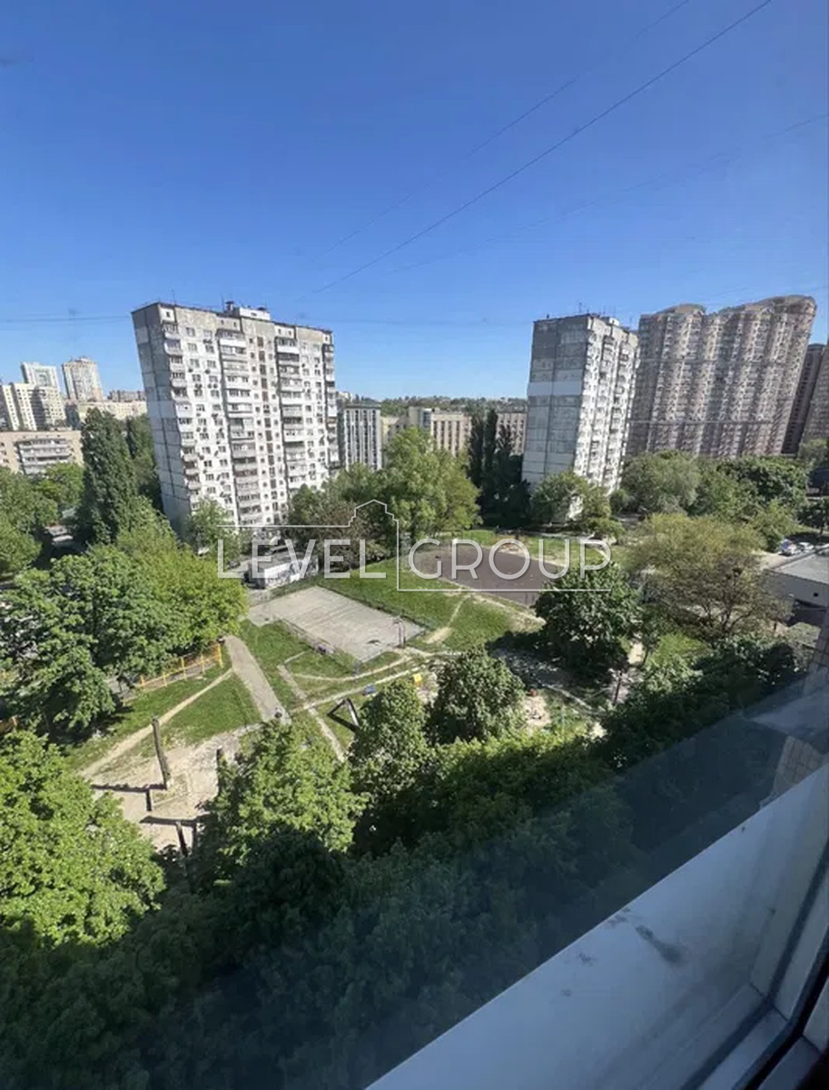Голосіївський просп. (проспект 40-річчя Жовтня), 11