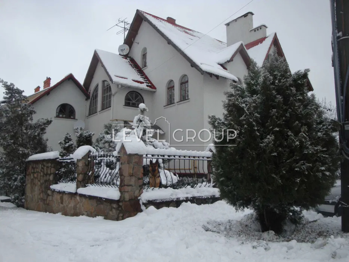 Жовтнева вул., 22