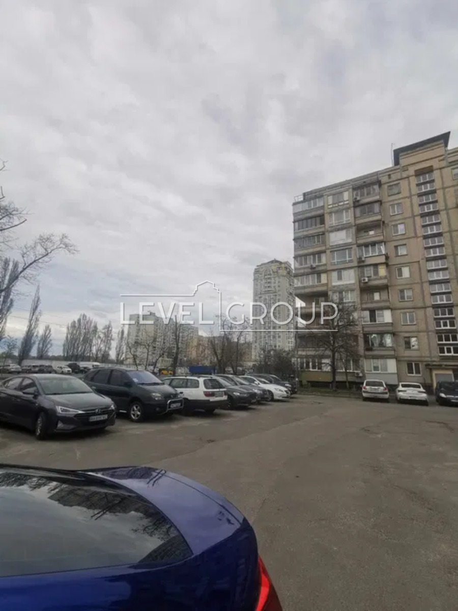 Озерна вул., 28