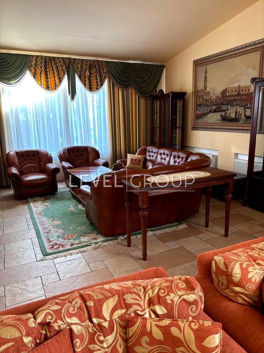 Мистецька вул., 7