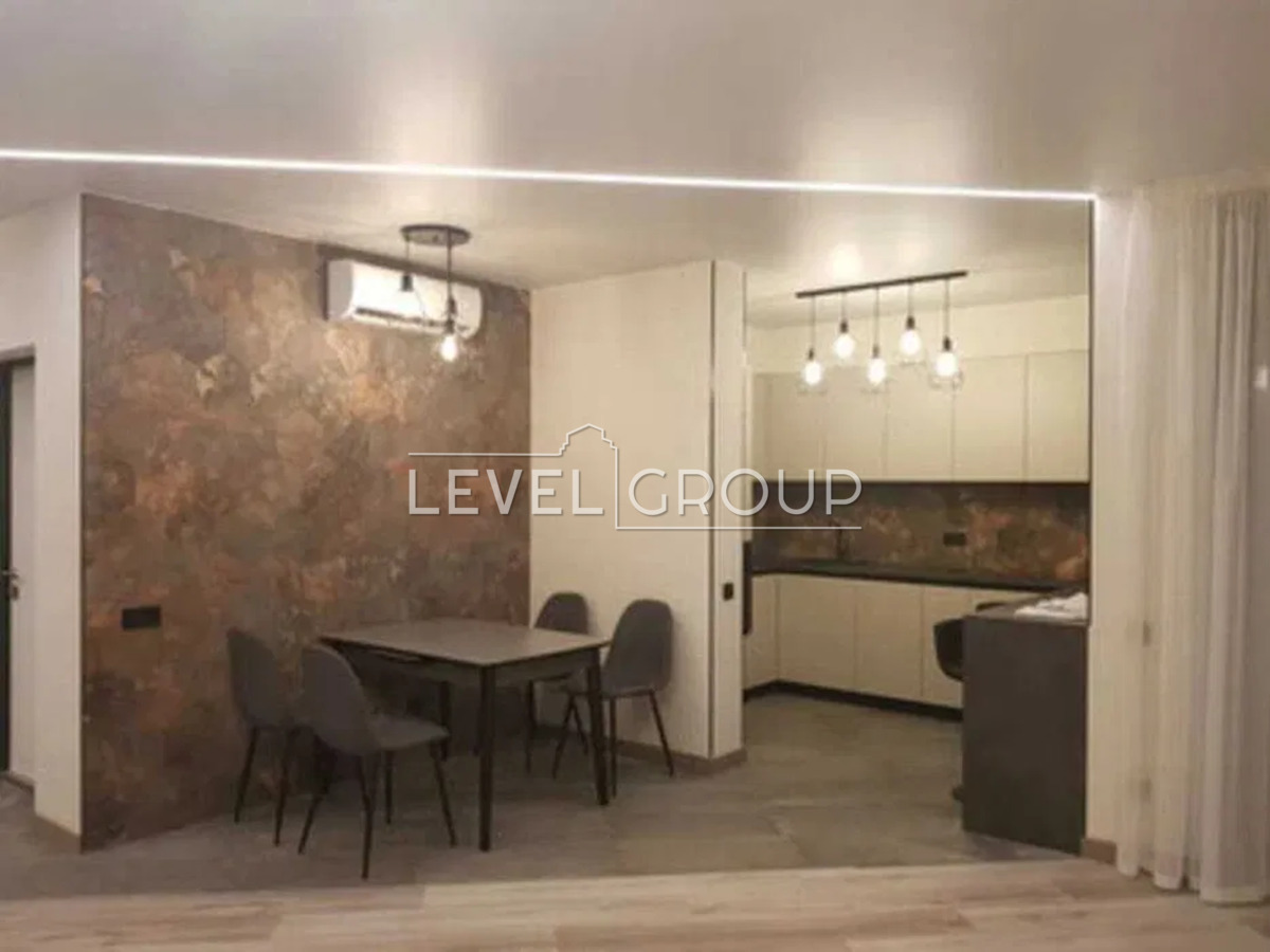 Beresteyskyi Ave. (Poles)