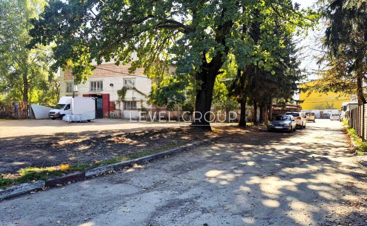Металургів, 15