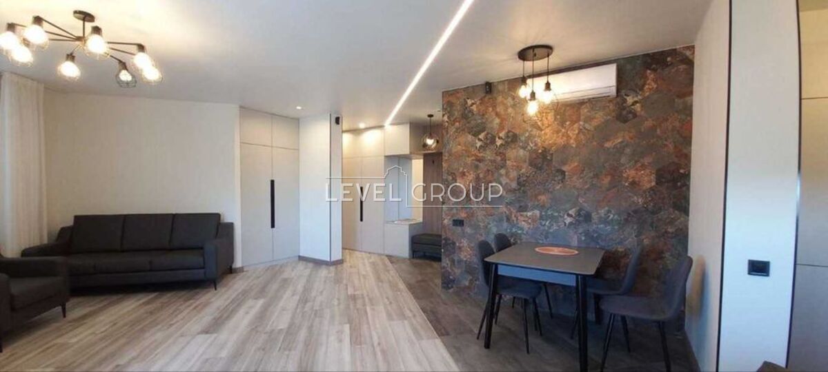 Beresteyskyi Ave. (Poles)