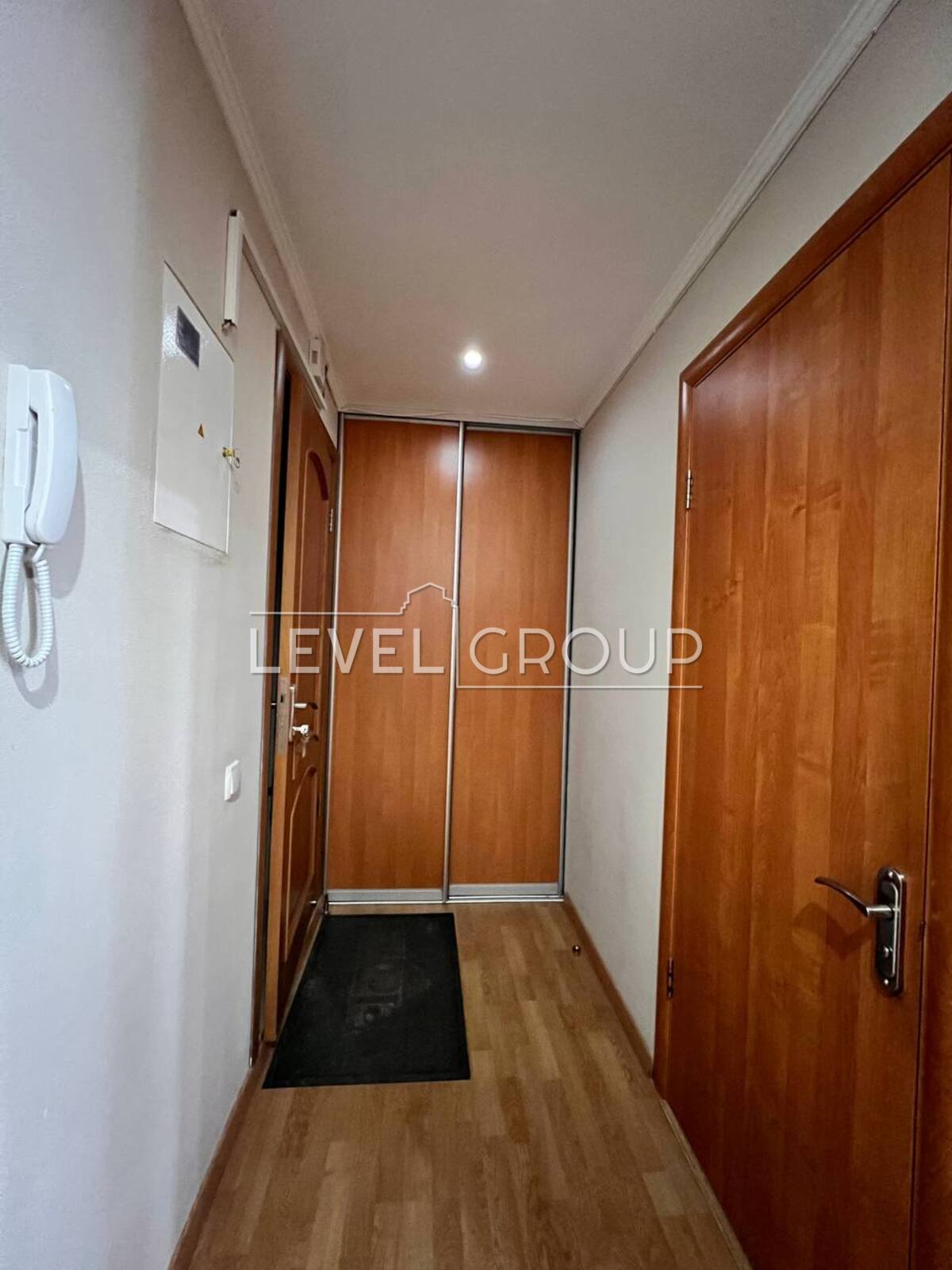 John McCain St. (Ivana Kudry), 30
