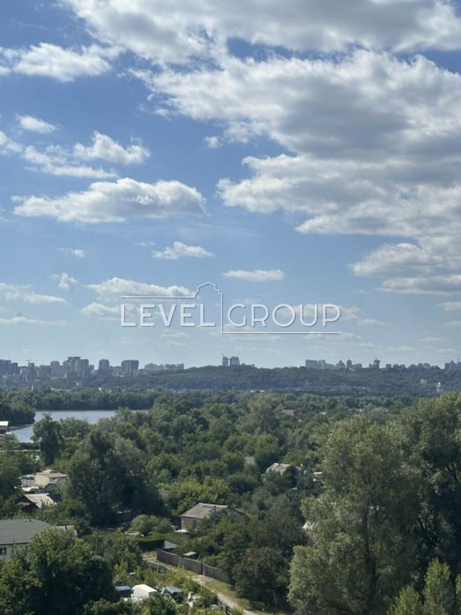 Дніпровська набережна, 20б