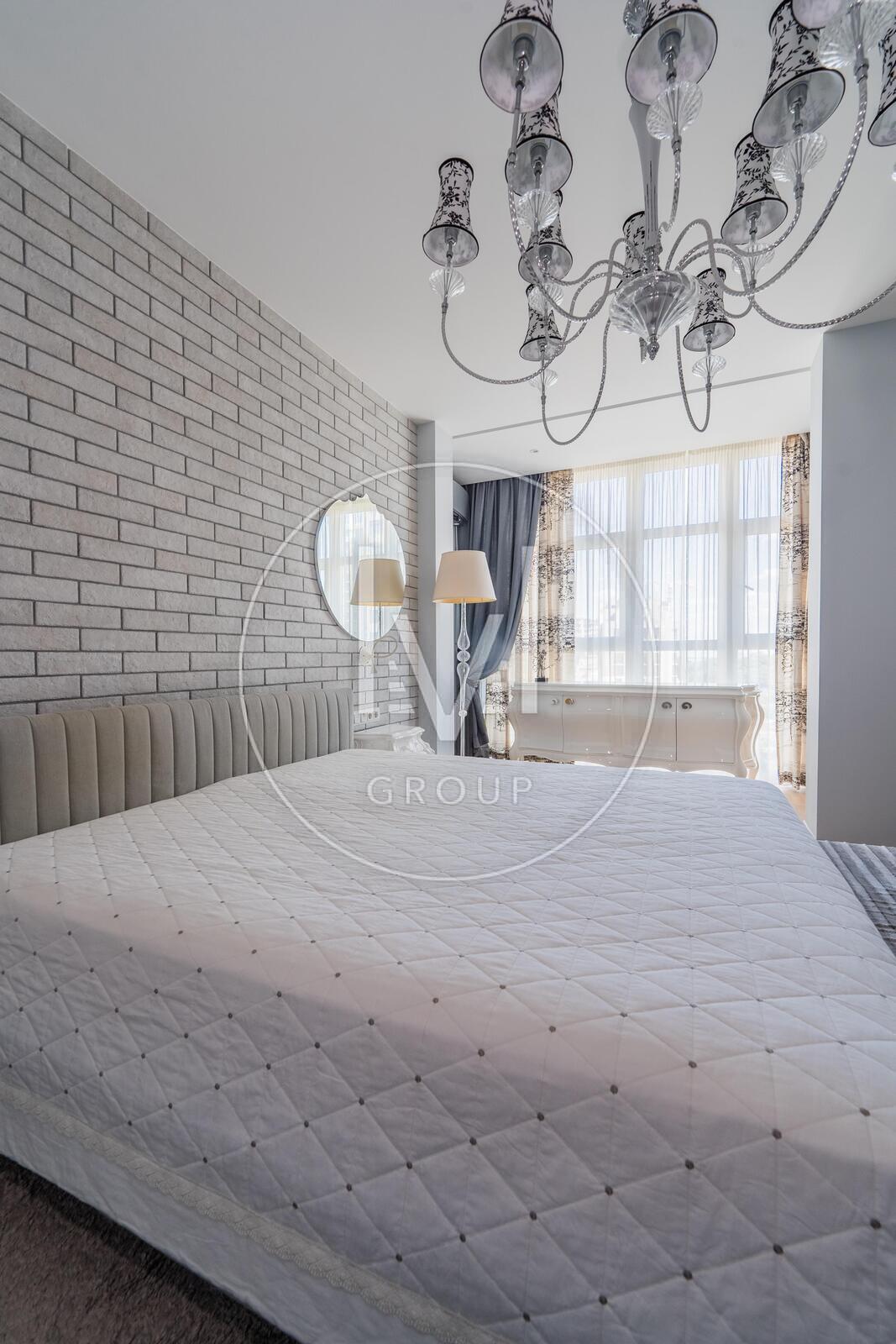 Andriy Verhoglyada str. (Mykhaila Dragomirova), 20