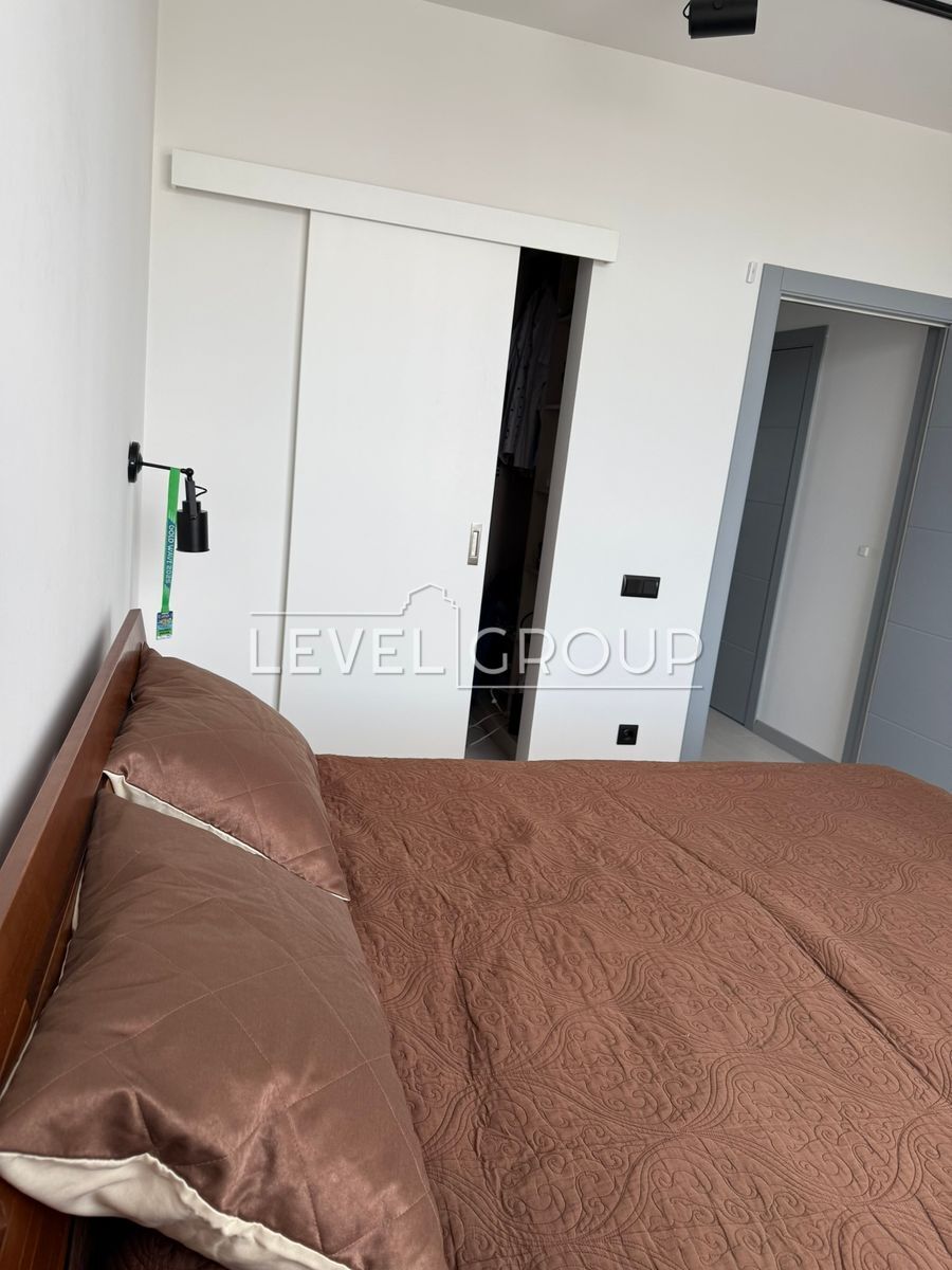name_en