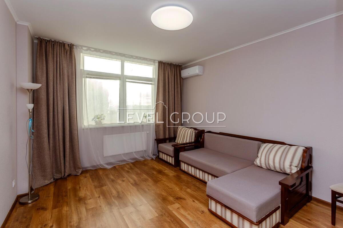 Воскресенська вул., 14д