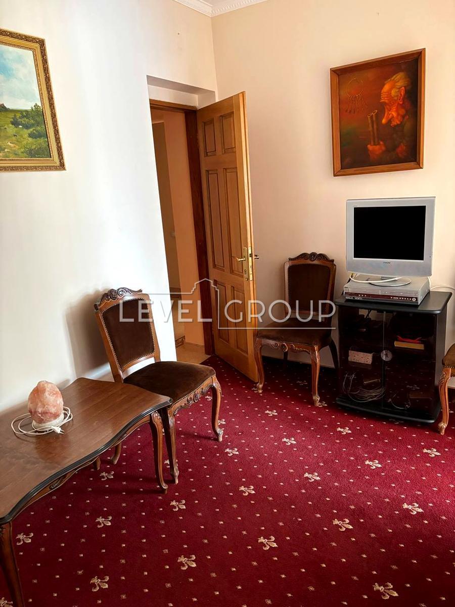 Мистецька вул., 7