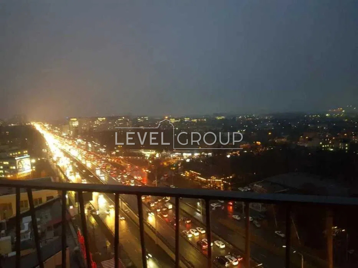 Beresteyskyi Ave. (Poles)