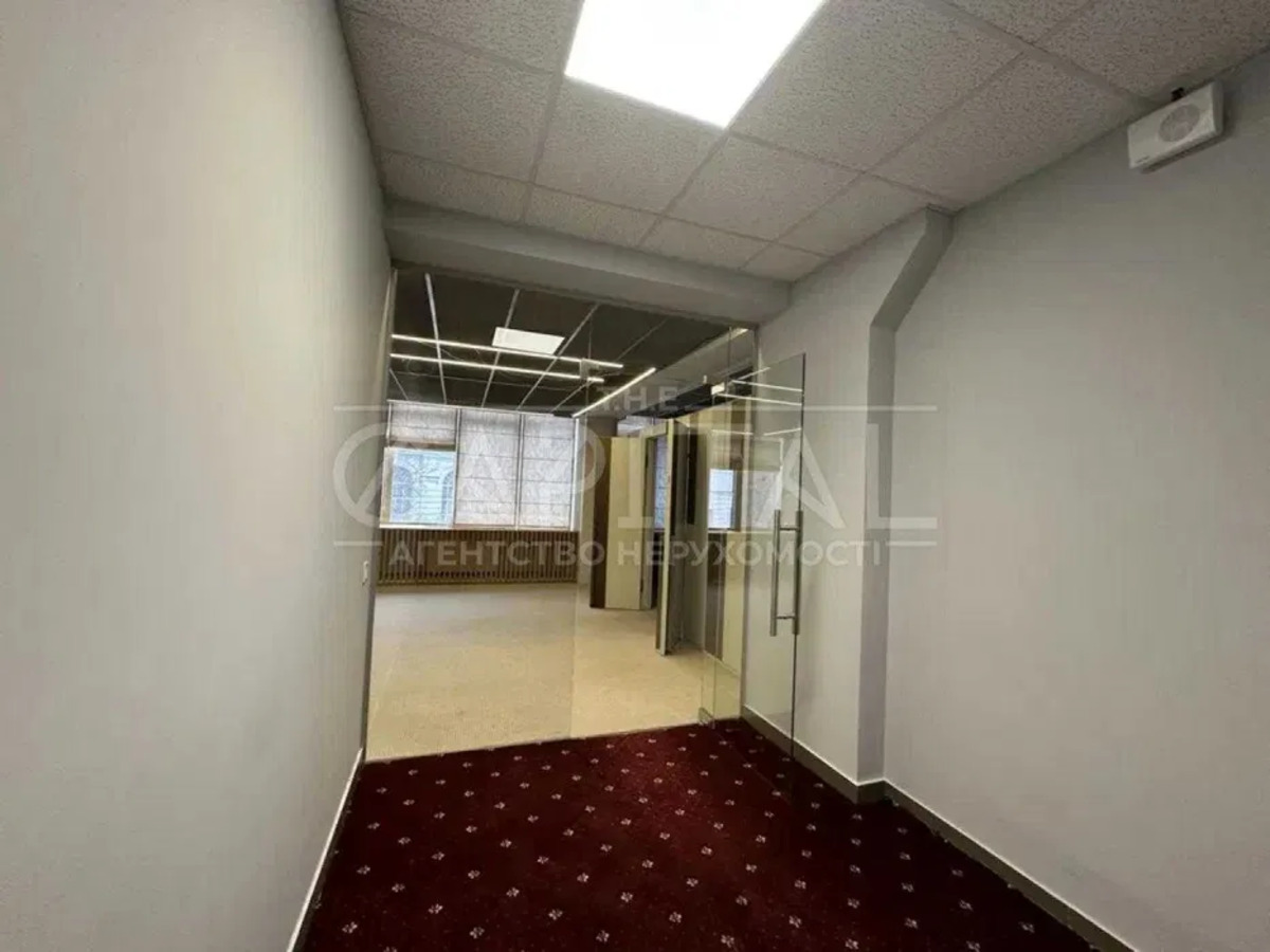 Verkhniy Val St., 2