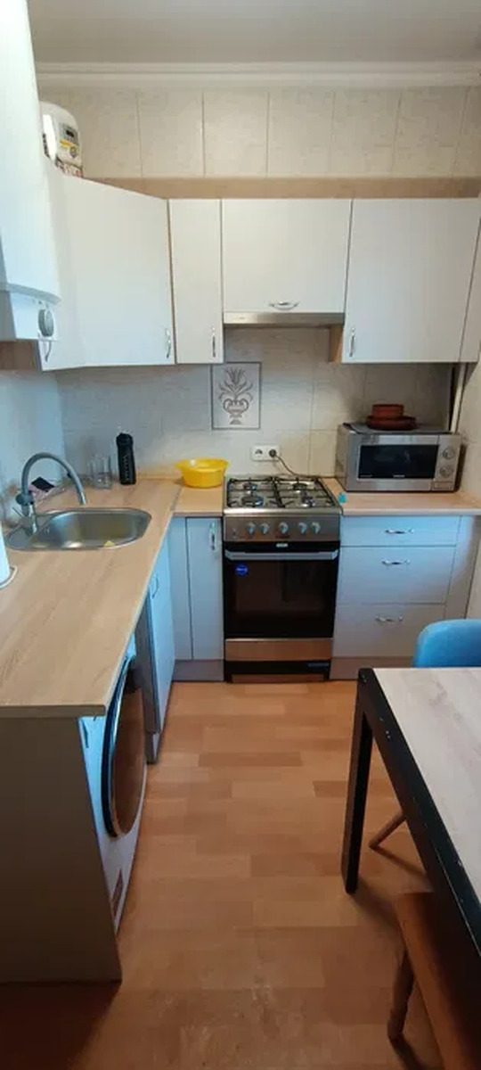 Миколи Ушакова вул., 8