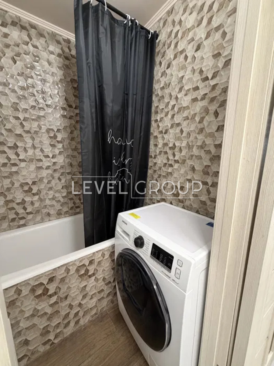 Хорольська вул., 8/4