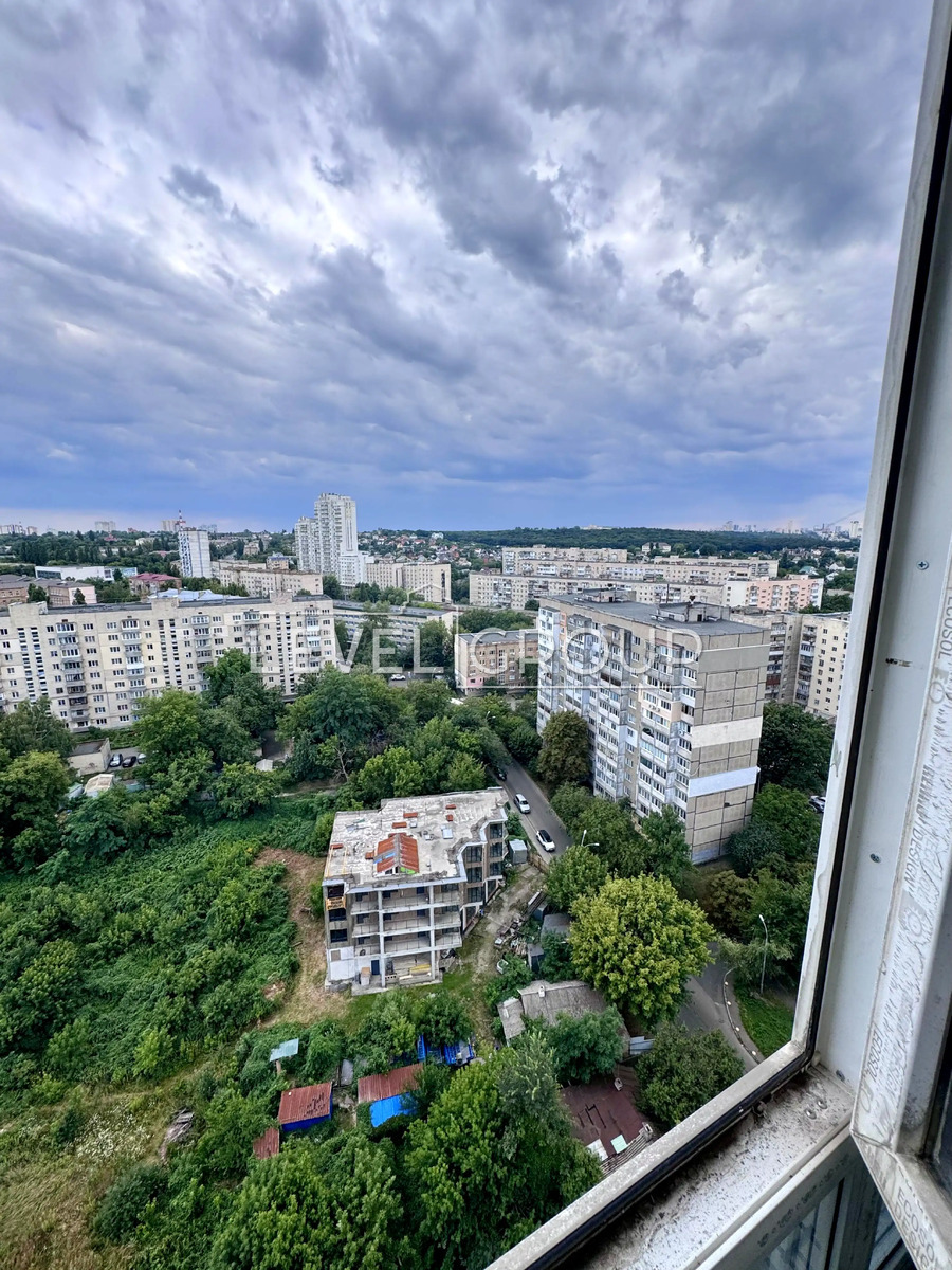 Феодосійська вул., 3В
