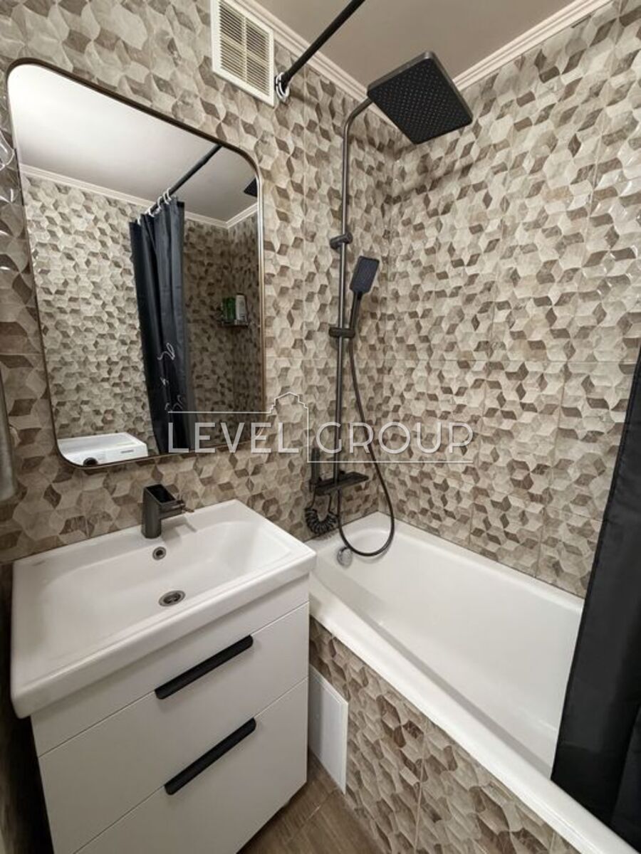 Хорольська вул., 8/4