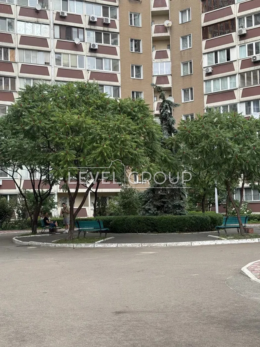 Mykola Bazhan Avenue, 36