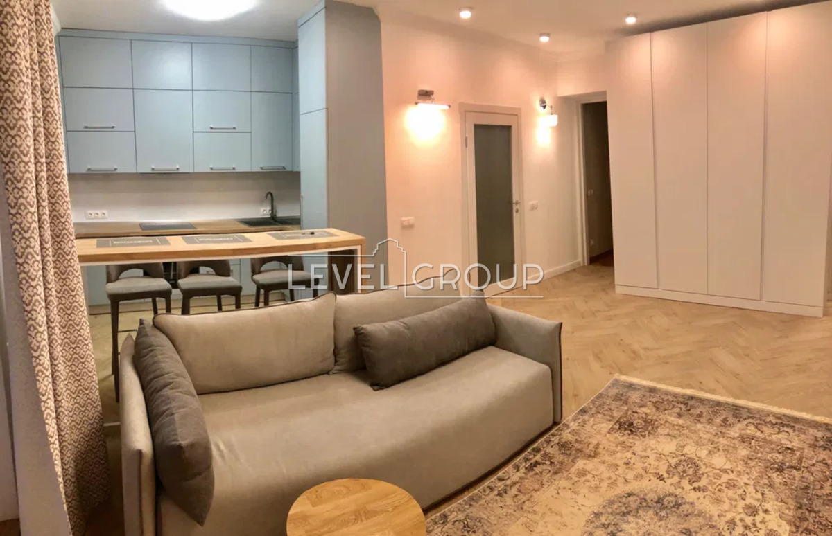 Інститутська вул., 18