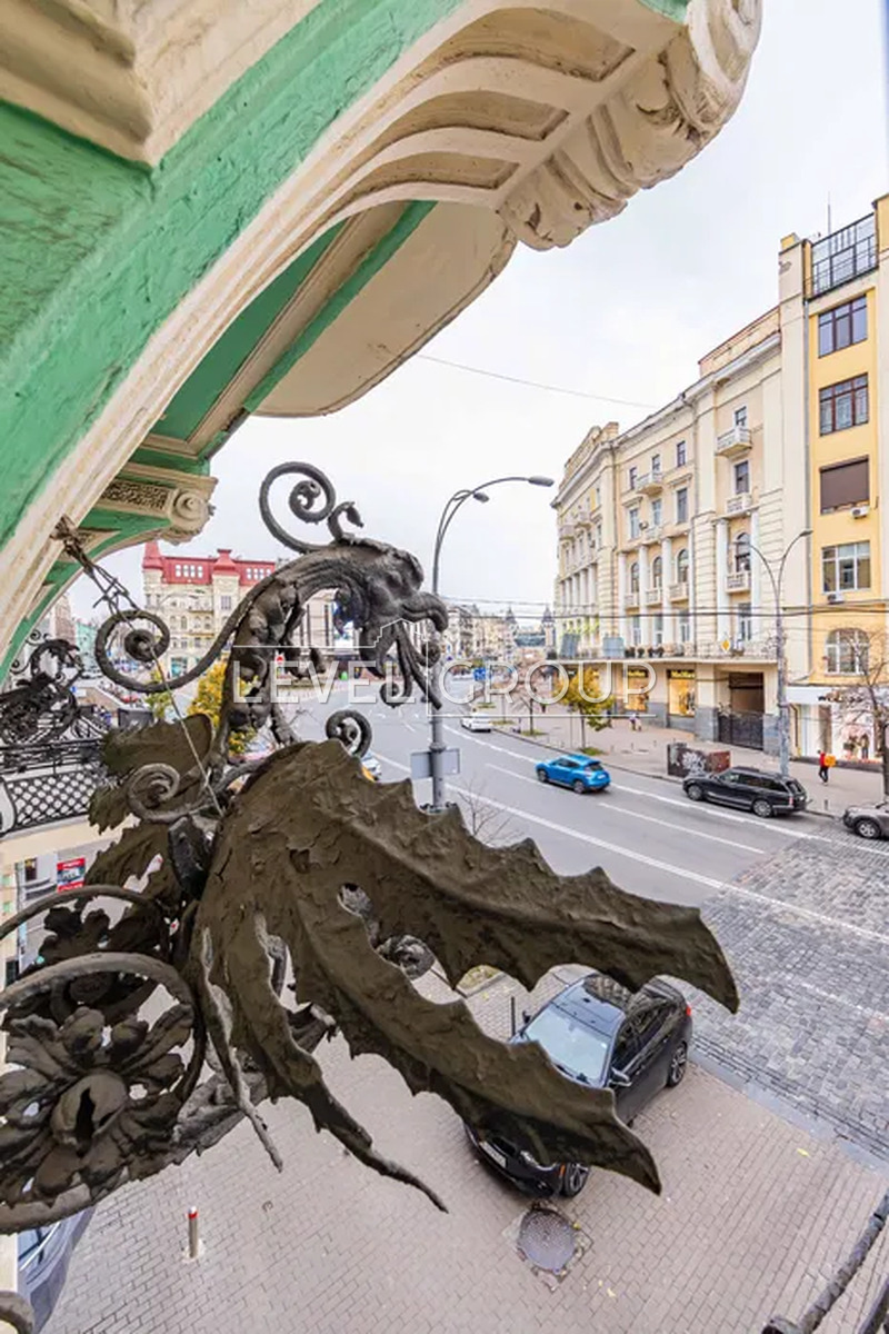 Velyka Vasylkivska St. (Chervonoarmiyska), 28