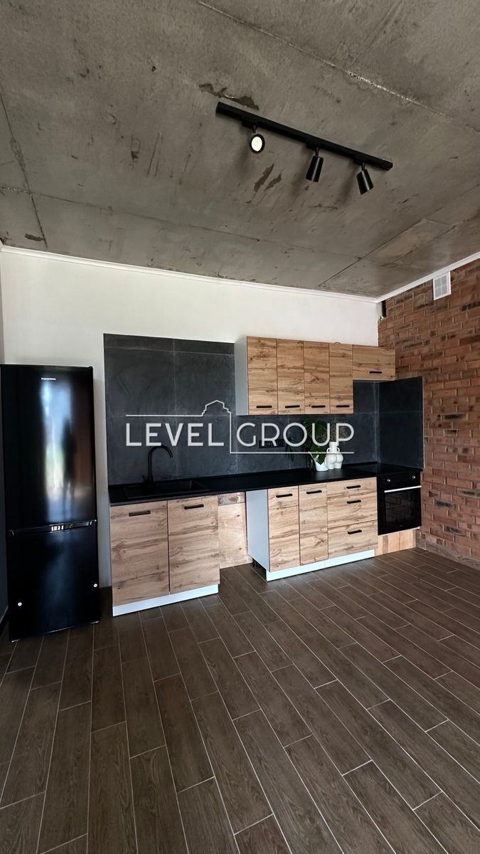 3-тя Будівельників вул., 1