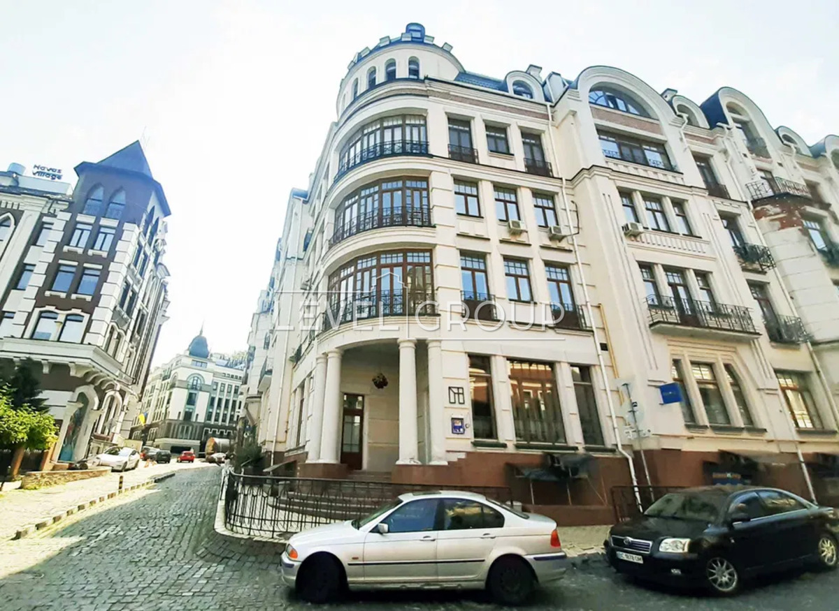 Воздвиженська вул., 48