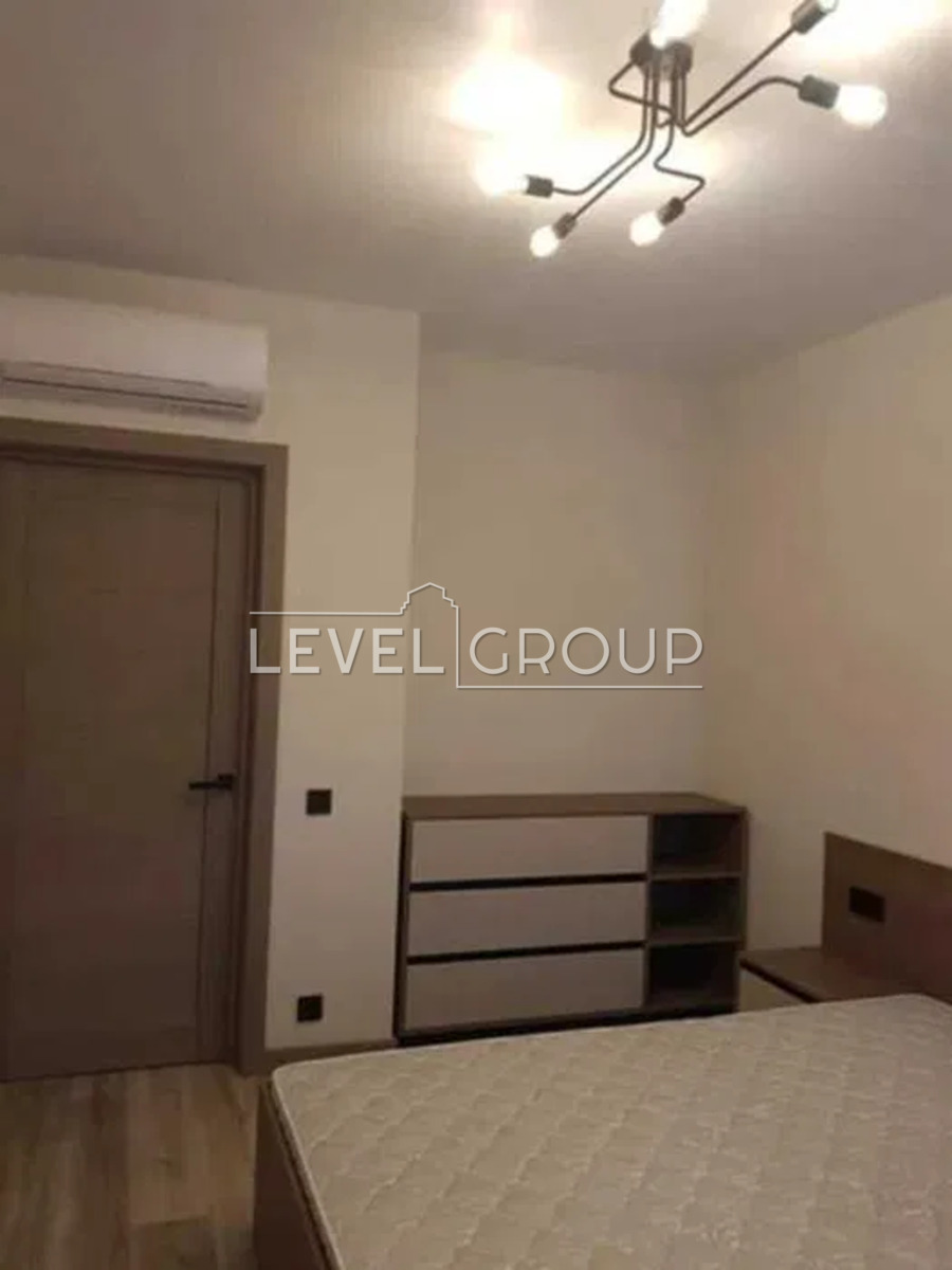 Beresteyskyi Ave. (Poles)