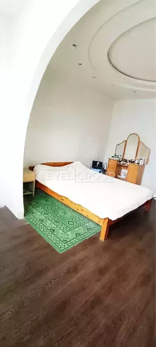 name_en