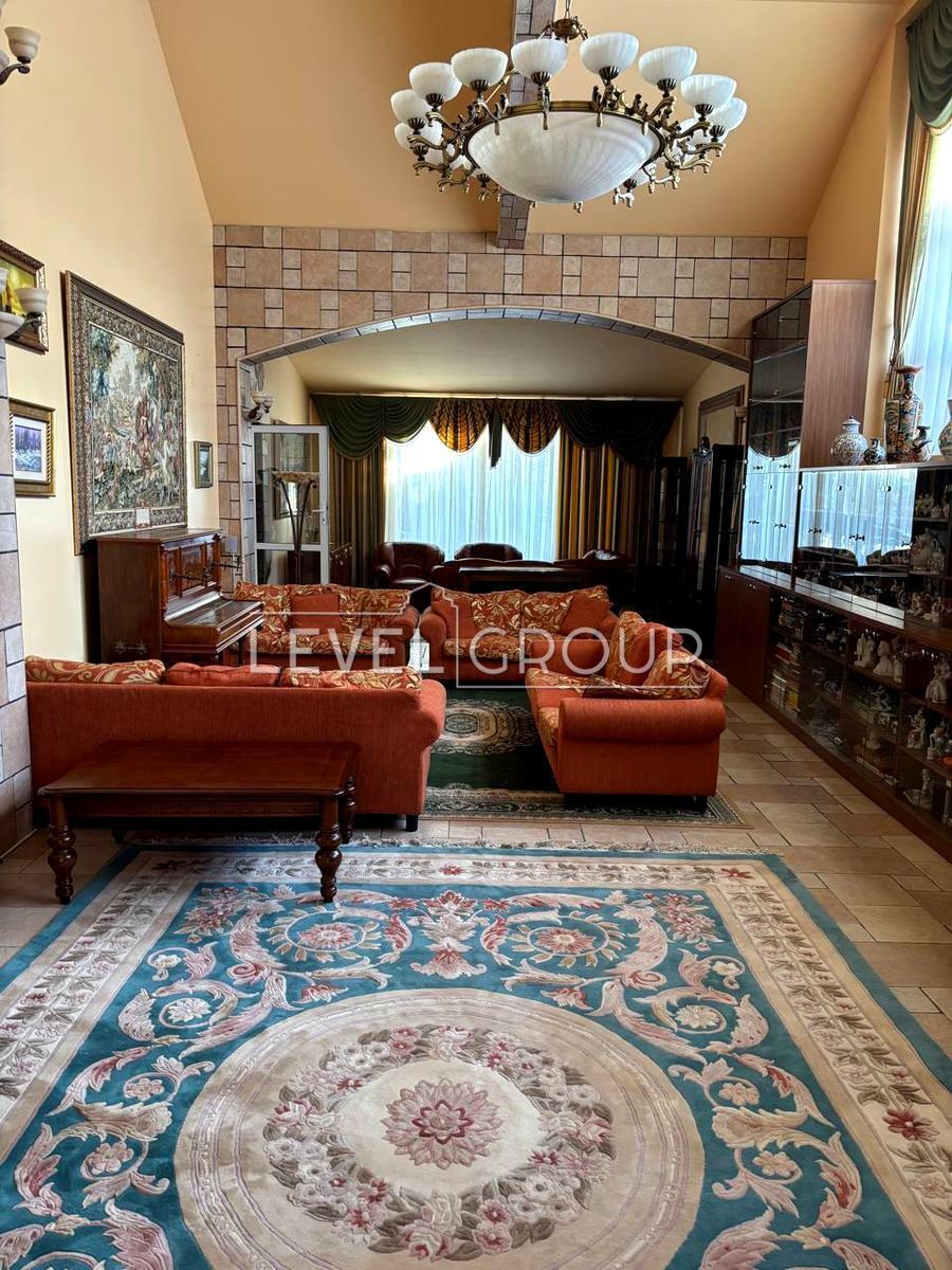 Мистецька вул., 7