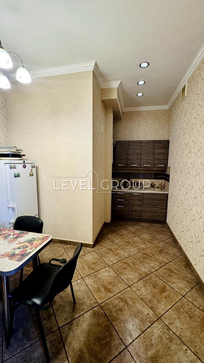 Велика Васильківська вул. (Червоноармійська), 33