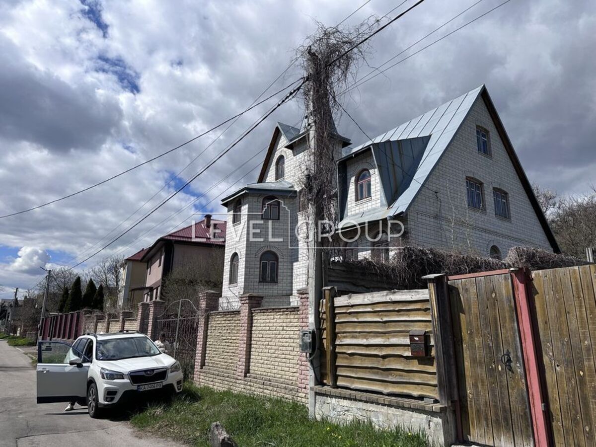 Pirogovskaya St.