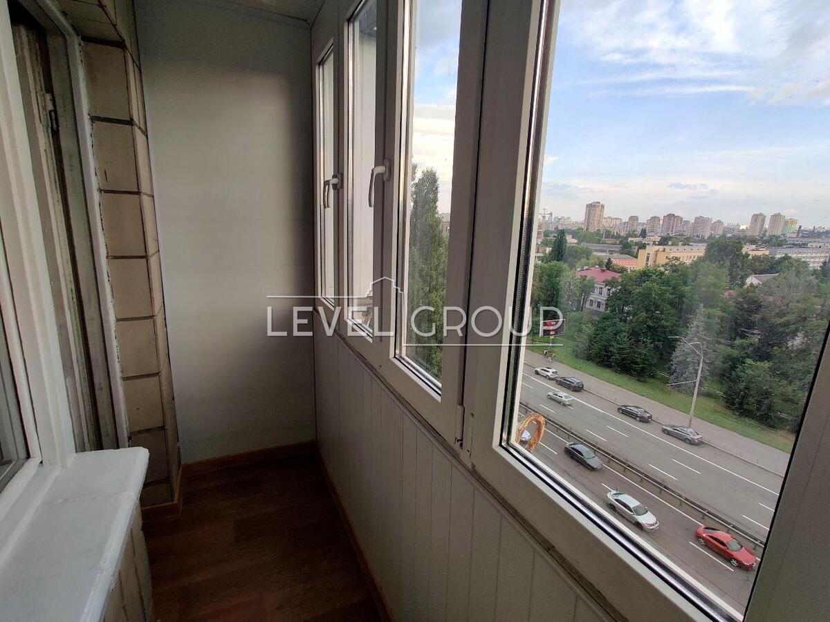 Beresteyskyi Ave. (Poles), 70