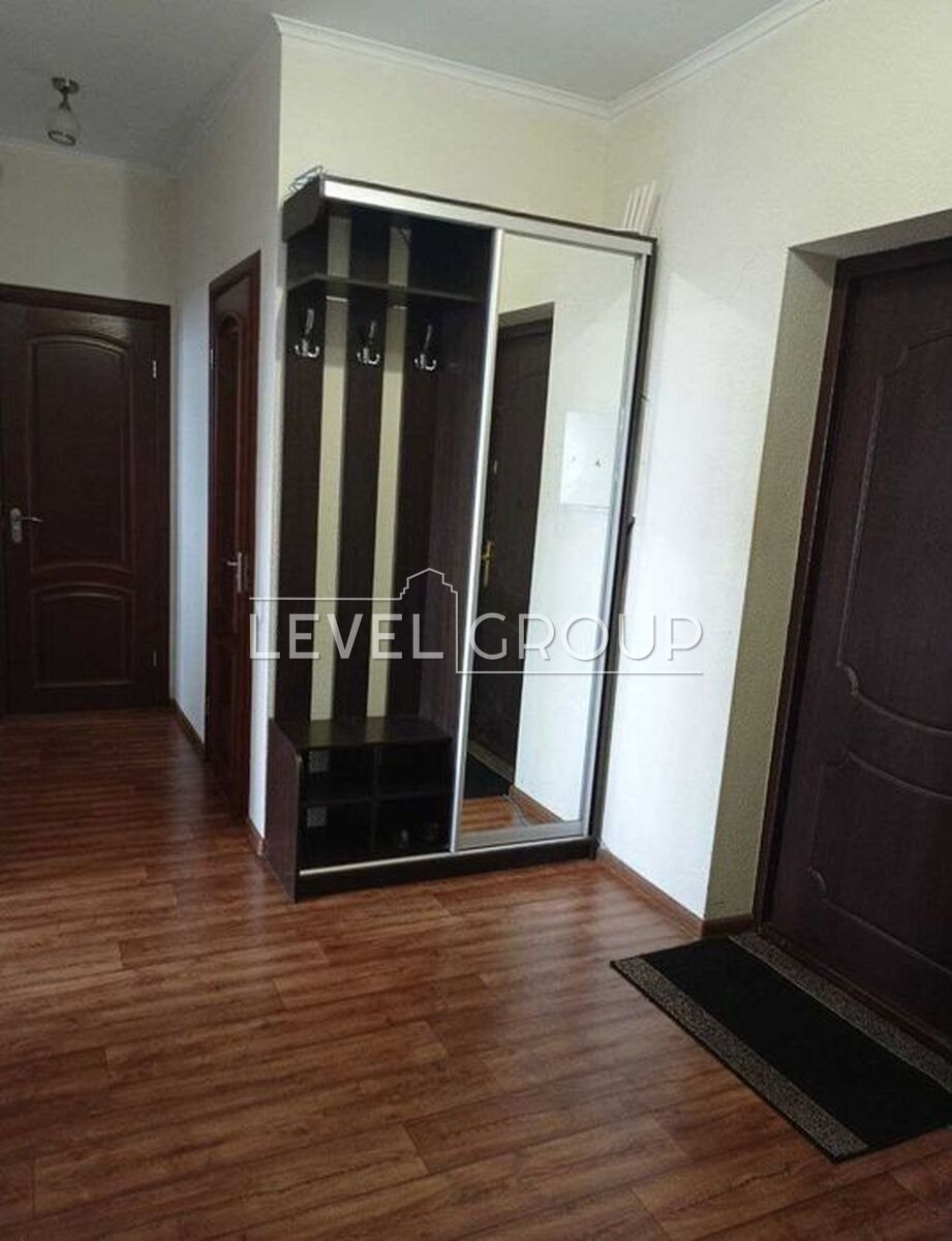 Воскресенська вул., 14б