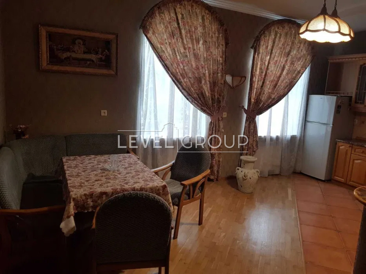 Жовтнева вул., 22