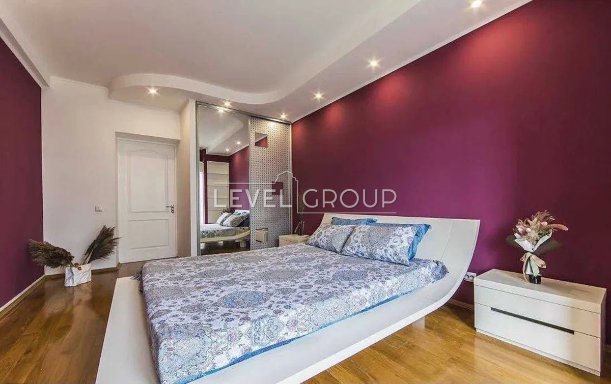 Велика Васильківська вул. (Червоноармійська), 112