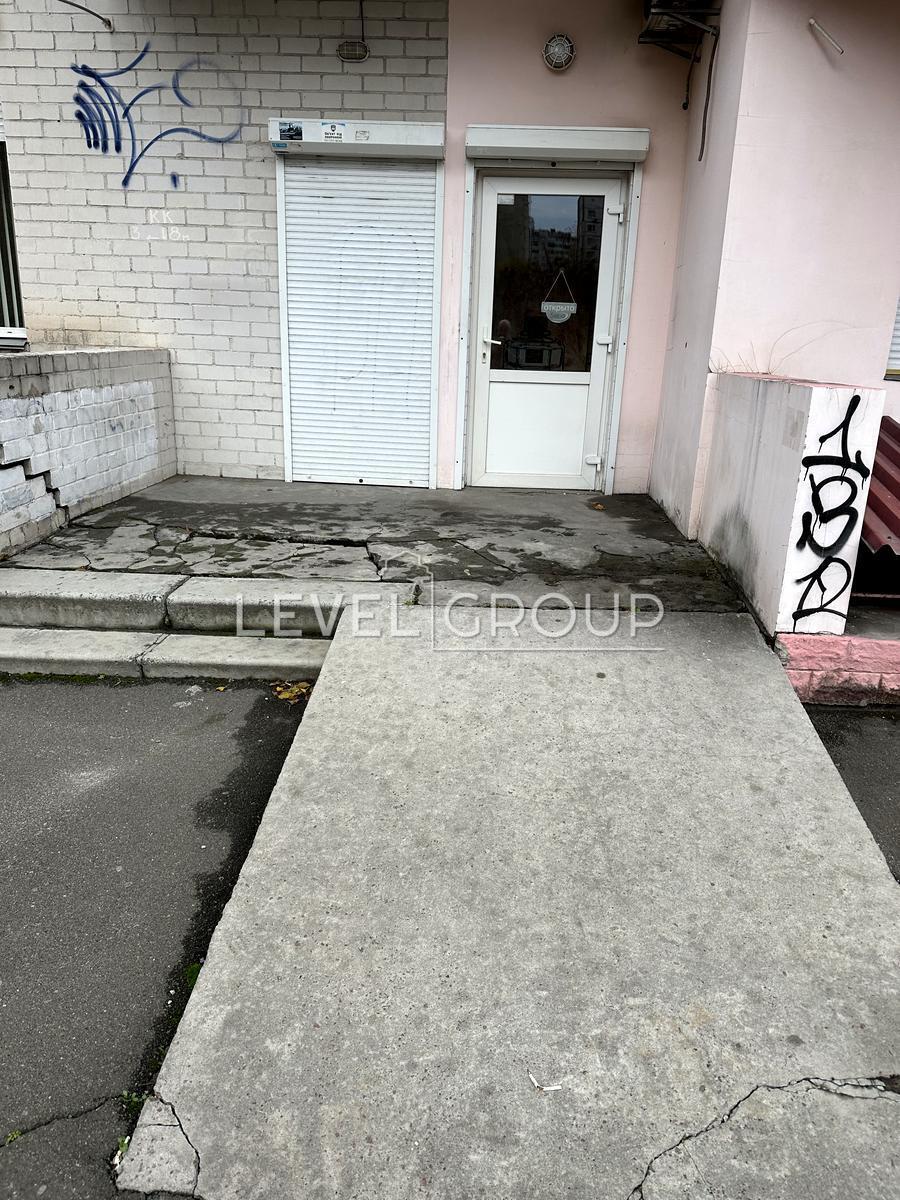 Анни Ахматової вул., 35а