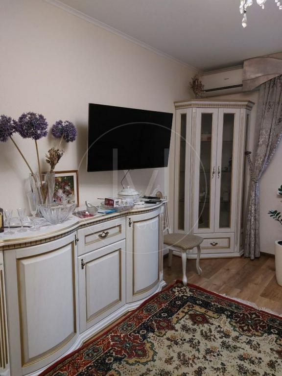 Воскресенська вул., 14