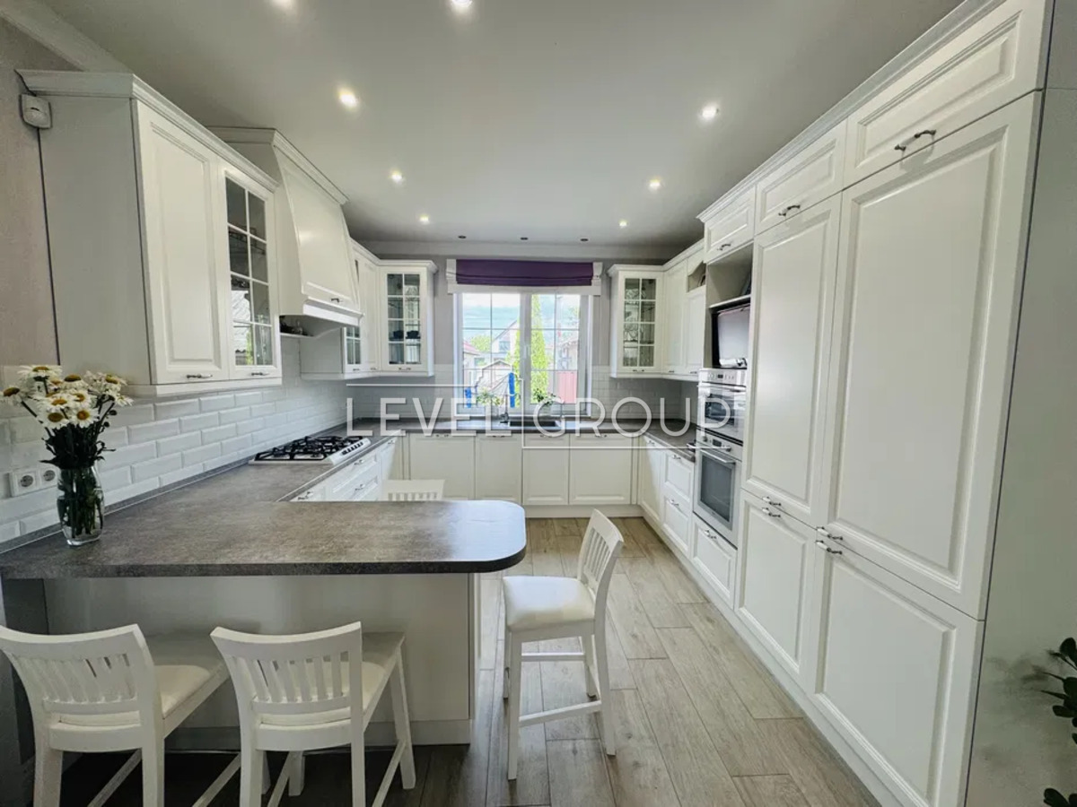 B. Khmelnytskyi St., 30