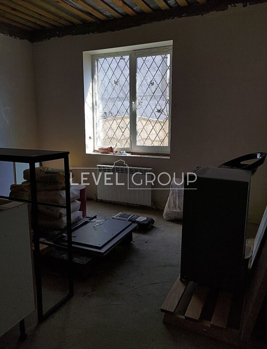 Янтарна вул., 13