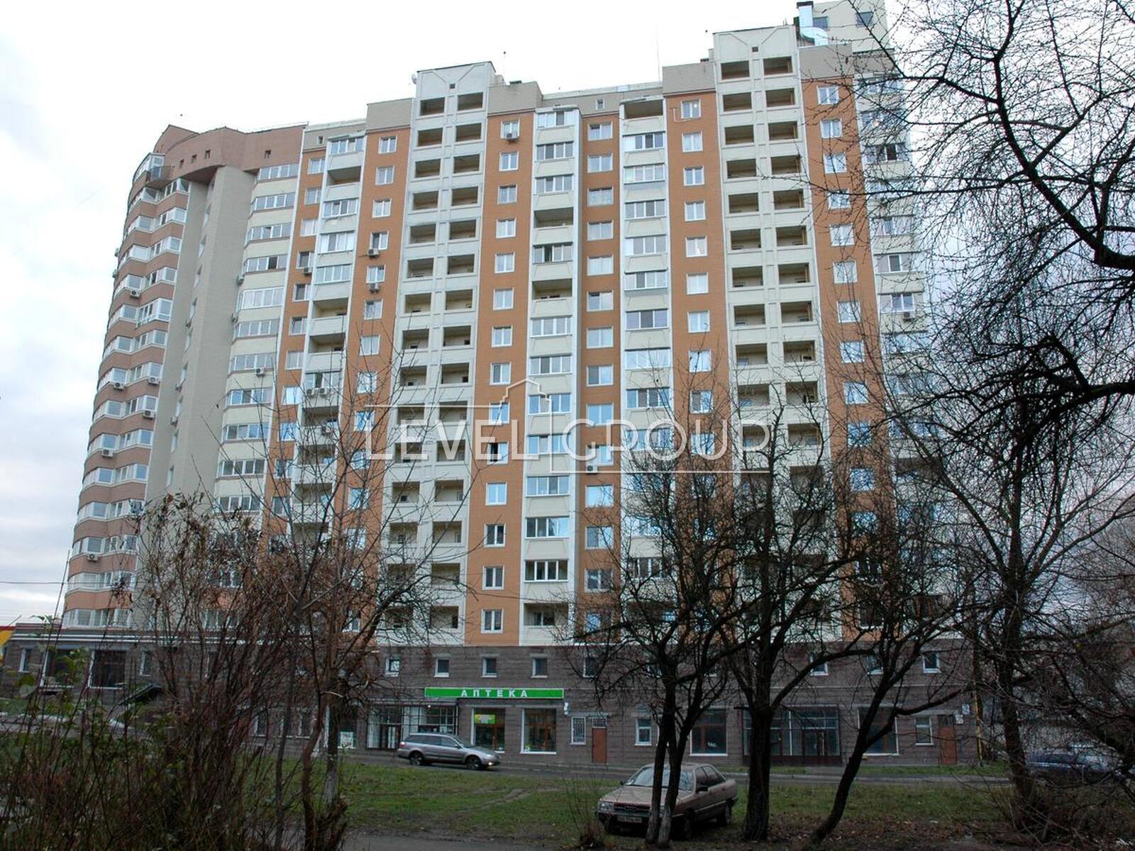 Смілянська вул., 15