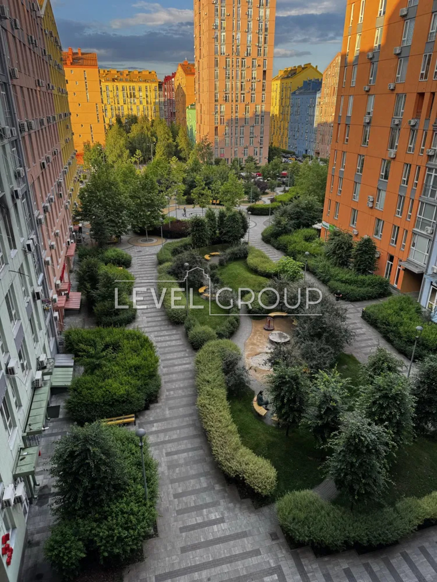 Sobornosti Ave. (Reunification), 17/2