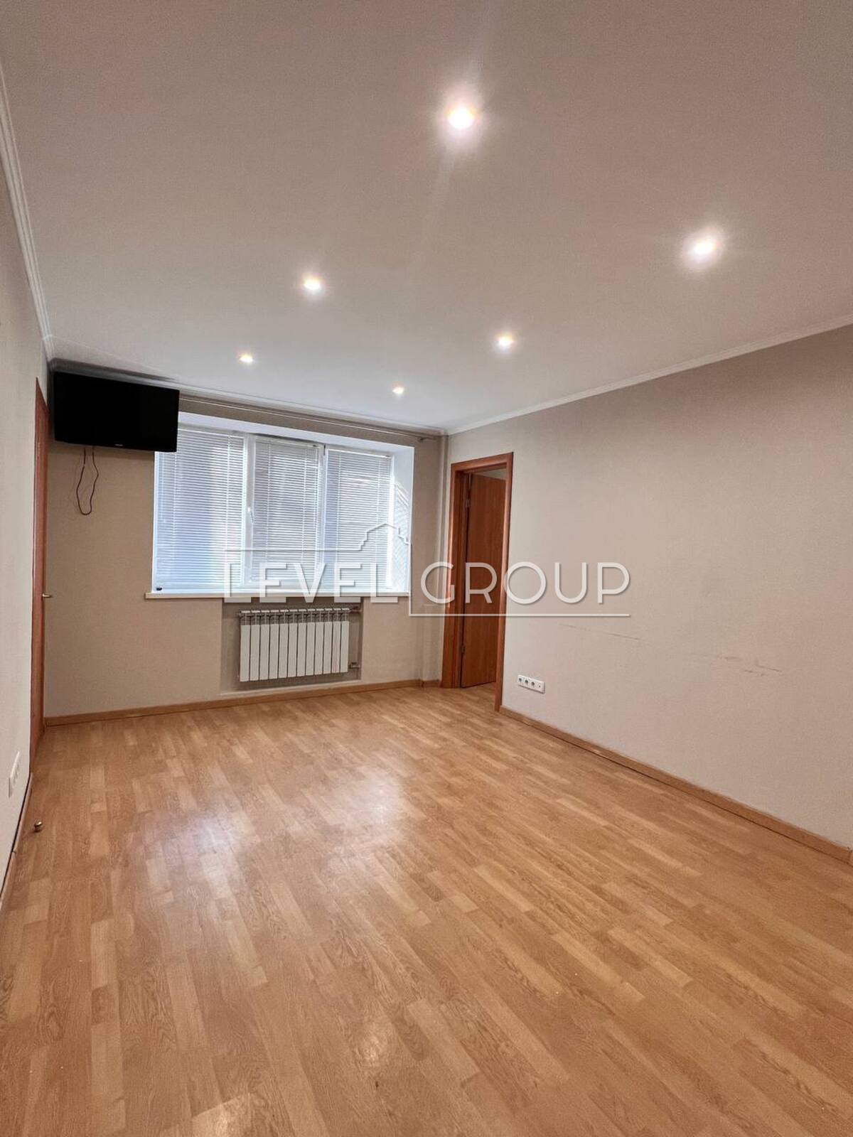 John McCain St. (Ivana Kudry), 30