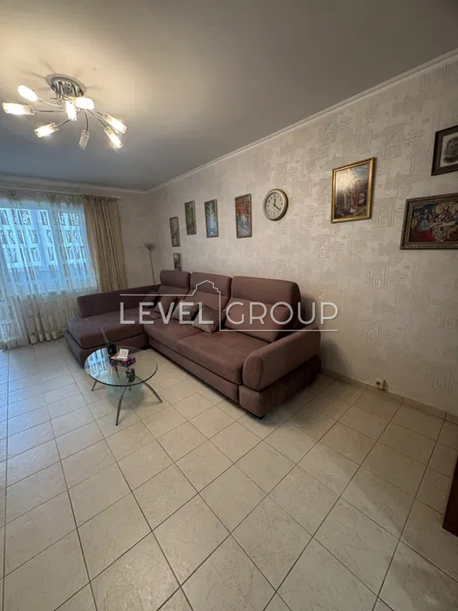 Mykola Bazhan Avenue, 36