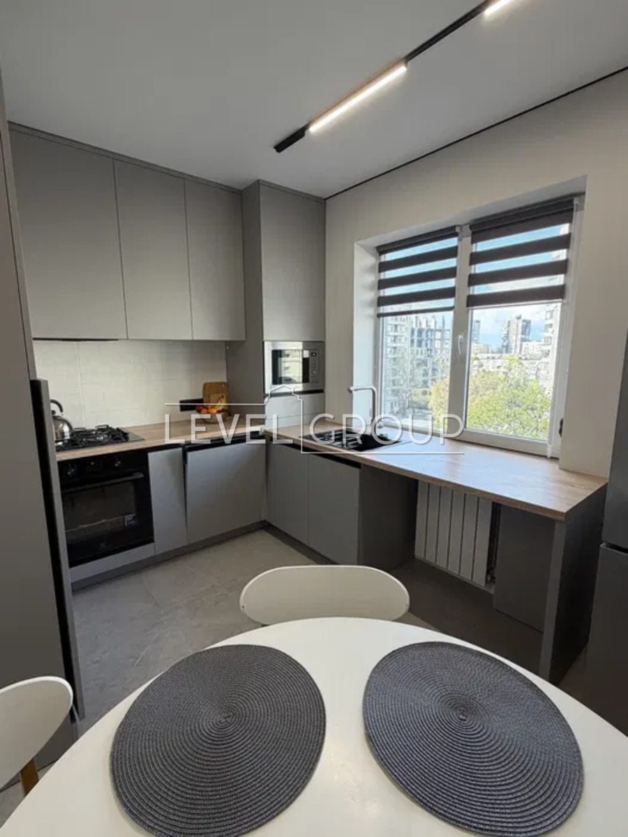 Хорольська вул., 8/4